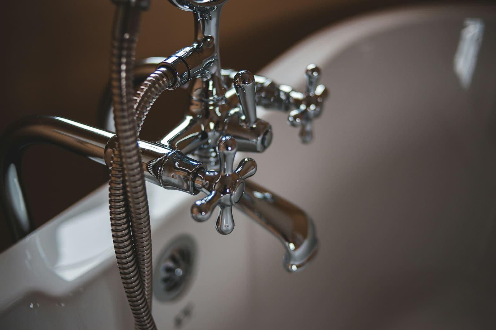 Chrome tub faucet with cross handles